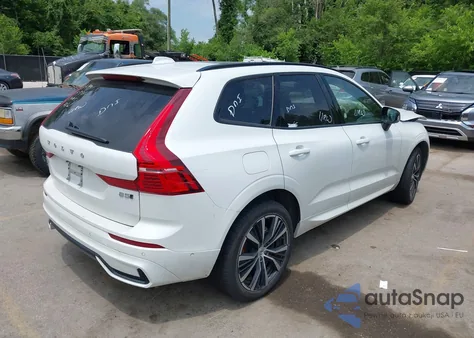 2025 Volvo Xc60 B5 Plus z USA, uszkodzony, nr VIN YV4M12RC6S1165620